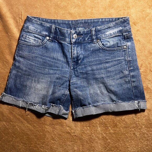 dELiA's Bailey Women 5/6 Cuffed Stretch Distressed Blue Denim Shorts (N)‎ - Picture 1 of 7